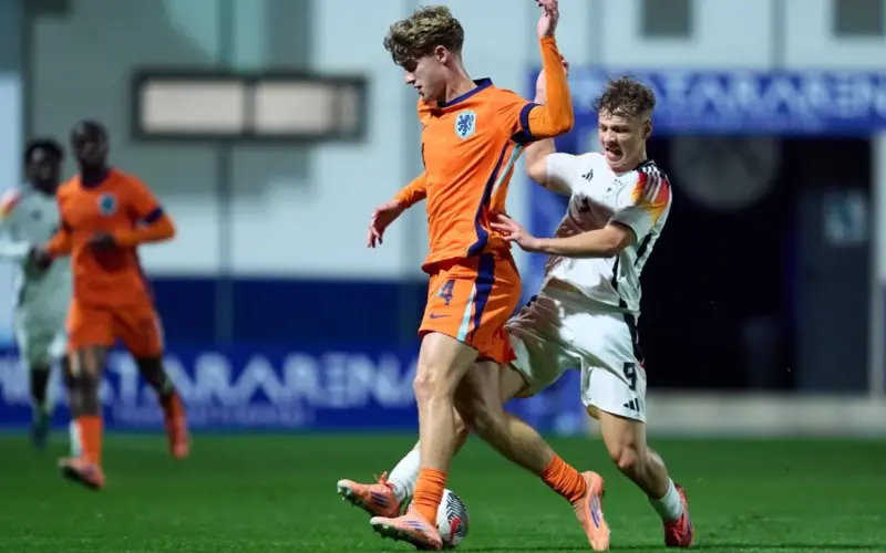 تشيلسي وبرشلونة يراقبان المدافع الشاب لفريق توينتي رود نيجستاد مع اقتراب محادثات تجديد العقد